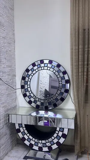 طاوله مع مرآه للبيع