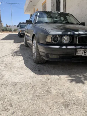 Bmw 520 95  معدله لون اسود ماتور 28 نازل 20