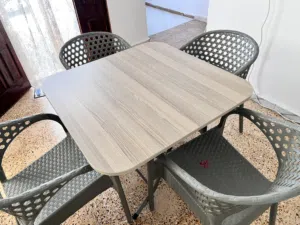 طاولة مع كراسي
