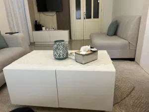 طاولات لون ابيض مستعمل للبيع