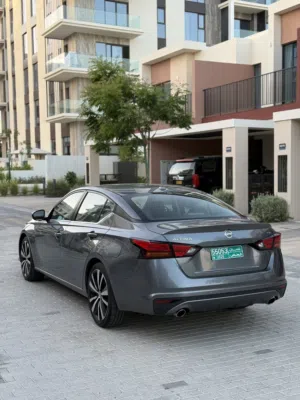 للبيع نيسان التيما SR وارد نظيف جداا
