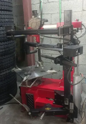 ماكينة فك وتركيب إطارات السيارات
