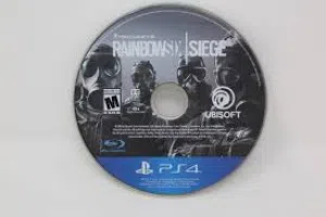 يظهر في الصورة قرص لعبة Tom Clancy's Rainbow Six Siege الخاصة بجهاز بلاي ستيشن 4 (PS4).بدون غلاف