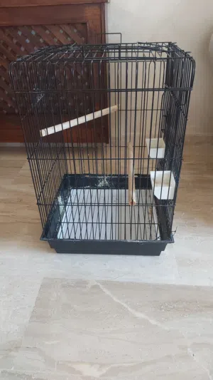 قفص طيور معدن ايطالي حجم كبير لون اسود ارتفاع 68سم عرض 46سم مع صحنين ودرج سفلي متحرك ومسكتين معدن