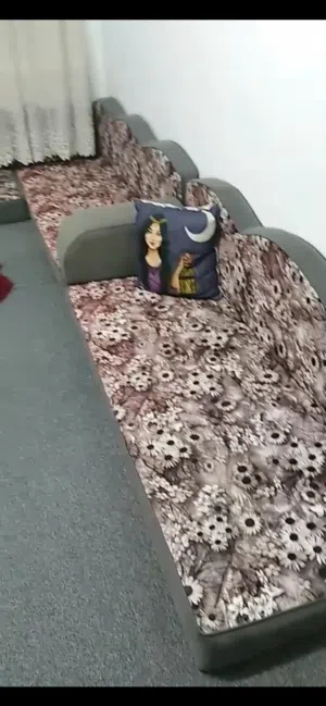 فرشات مجلس عربي بحالة جيدة جداً