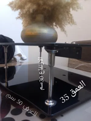 رف طابقين كزاز لون اسود يتعلق على الحيط