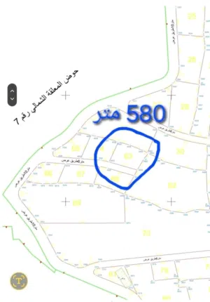 قطعة ارض مربعة الشكل في تل