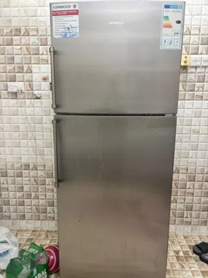 ثلاجه حجم كبير للبيع أمورها ممتازه