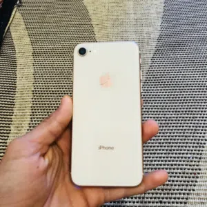 Apple iPhone 8 64 GB in Tripoli
