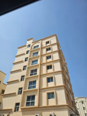 مباشر من المالك بناية سبع طوابق في ولاية بركاء الصومحان جنوب عمر البناية 5 سنوات المبنى مؤجر
