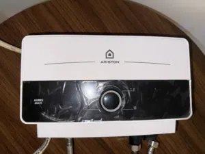 سخّان مي فوري Ariston AURES SM2 7.7 EU بحالة ممتازة