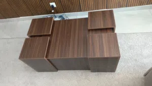 طاولة وسط مع اربع طربيزات