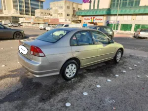 سيارة هوندا سيفيك موديل 2005 لون ذهبي 4 سلندر، مستعملة في حالة جيدة