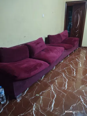 كرسين كبيرة مع زوليه كبيرة وزوليه طويله