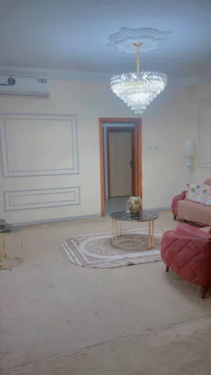 شقه في 602 الدور الرابع ثلاث غرف مربوعه واثنان حمام وبلكون بدون اسانسير سكن العائلات فقط بسعر 3