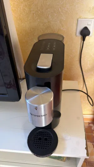 مكينة Atelier كبسولات قهوة من Nespresso مع صندوق حفظ الكبسولات