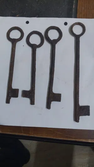 مفاتيح أبواب خشبية قديمة