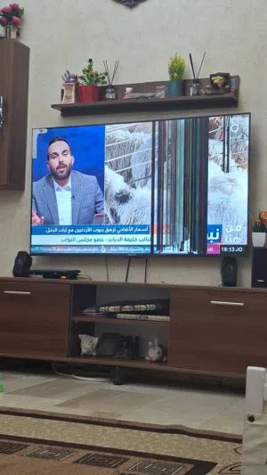 شاشه ماجك مكسوره 55 بوصه للبيع ب 25  دينار لسا جديده فل اندرويد رسيفر داخلي استخدام كم شهر
