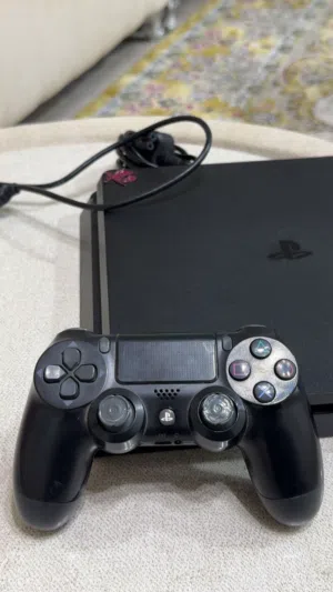 الماركة: Sony الموديل: PS4 Slim الحالة: مستعمل الملحقات: يد أصلية + HDMI + سلك كهرباء
