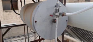 خزان شمسي قديم ومستلزماته