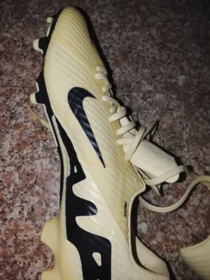 جزمة كورة Nike أصلية للبيع  Nike (أصلية 100%)  المقاس: 40  مناسبة للمباريات والتمارين