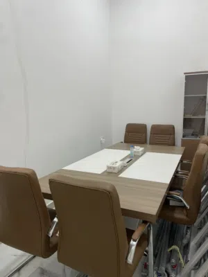 طاولة اجتماعات شبه جديدة للبيع