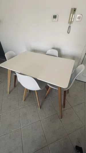 طاولة طعام مع 4 كراسي للبيع