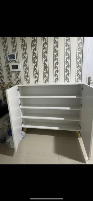 اثاث  للبيع (سرير 3 اشخاص ، مكتبه تلفزيون .جلسة ارضية)