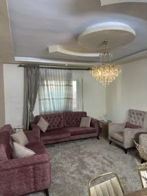 غرفة ضيوف مع طاولة سفره