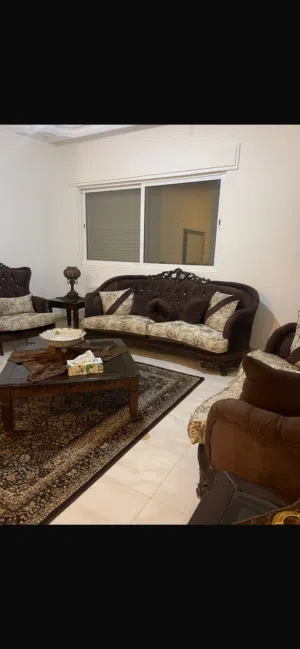 طقم كنب غرفه ضيوف مع طاولة سفره و دنسوار ومراءه للبيع