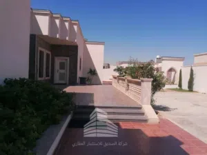 عرض حصري: مجمع سكني وإداري متكامل للبيع (فيلا سكنية فاخرة + مقر شركة مستقل + مرافق خدمية)