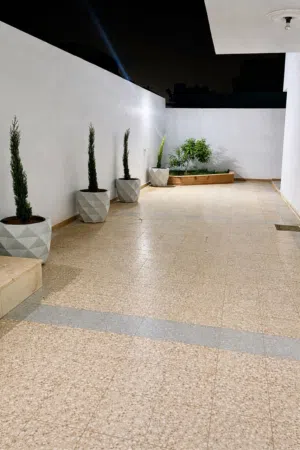 عرض للايجار الموقع: حي دمشق – بجانب مسجد حي دمشق        مكونة من دورين: 15 غرفة / مكيف بالكامل