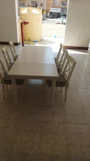 طاوله مع 6كراسي بحالة ممتازة