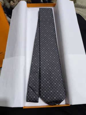 ربطة عنق هيرميس (Hermès) حرير أصلي 100% بنمط H الفاكونيه الأيقوني - أسود ورمادي