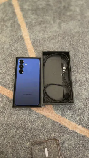samsung s25 نظيفة و بحالة ممتازة