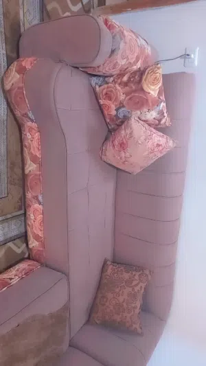 طقم كنب مع الطاولات ومع طاوله الشاشه للبيع  موجود جبل امير الرحمه بالزرقاء