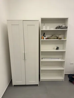 خزانة صغيرة مع رفوف