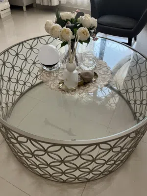 طاولة صالة راقية بتصميم معدني أنيق