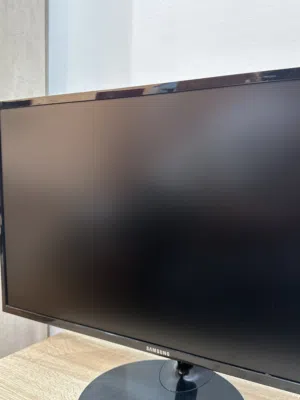 شاشه سامسونج 27 إنش بحاله ممتازه