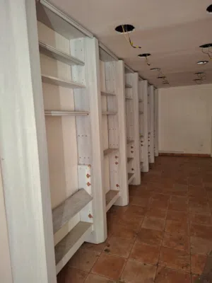رفوف خشب موجود في الجاردنز