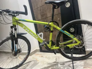 عجله trinx m116  مع قفل للعجله وحامل زجاجه