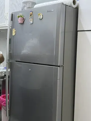ثلاجه مع فريزر مستعمله للبيع مافيها اي مشاكل و ممتازه اسم نوع الثلاجه سامسونج للتواصل على الخاص اوعل