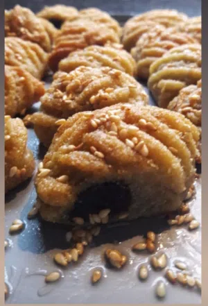 حلا المقروض قطع منقوشة يدوياً