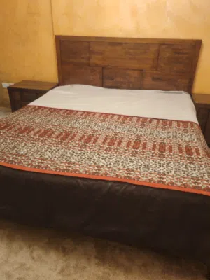 تخت أمريكي خشب سوليد مع مستلزماته