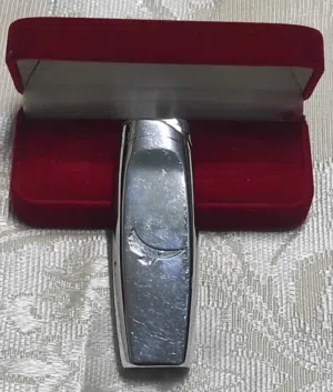 ولاعة فضية مضرب راكت جوانتي ميدالية مفاتيح فانوس ناطق طسة    خضة شطرنج قلم متر مغدني سلسلة بروسلي