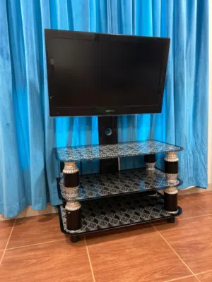 تلفزيون للبيع مع الطاوله شبه جديده الطاوله  بسعر 30 دينار