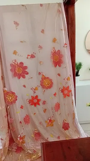 برده بنات اطفال بحاله جيده جدا لون زهري فاتح  وبصلي فاتح تكفي شباك كامل كبيره سعر 5دنانير