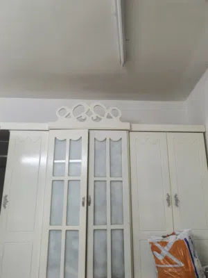دولاب وسرير وتسريحه واثنين كنب