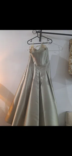 للبيع فستان طويل استعمال مره واحده