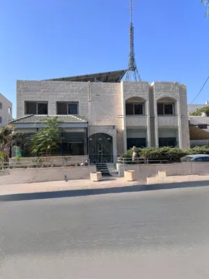 فيلا تجارية مميزة للبيع أو للإيجار في أم أذينة
